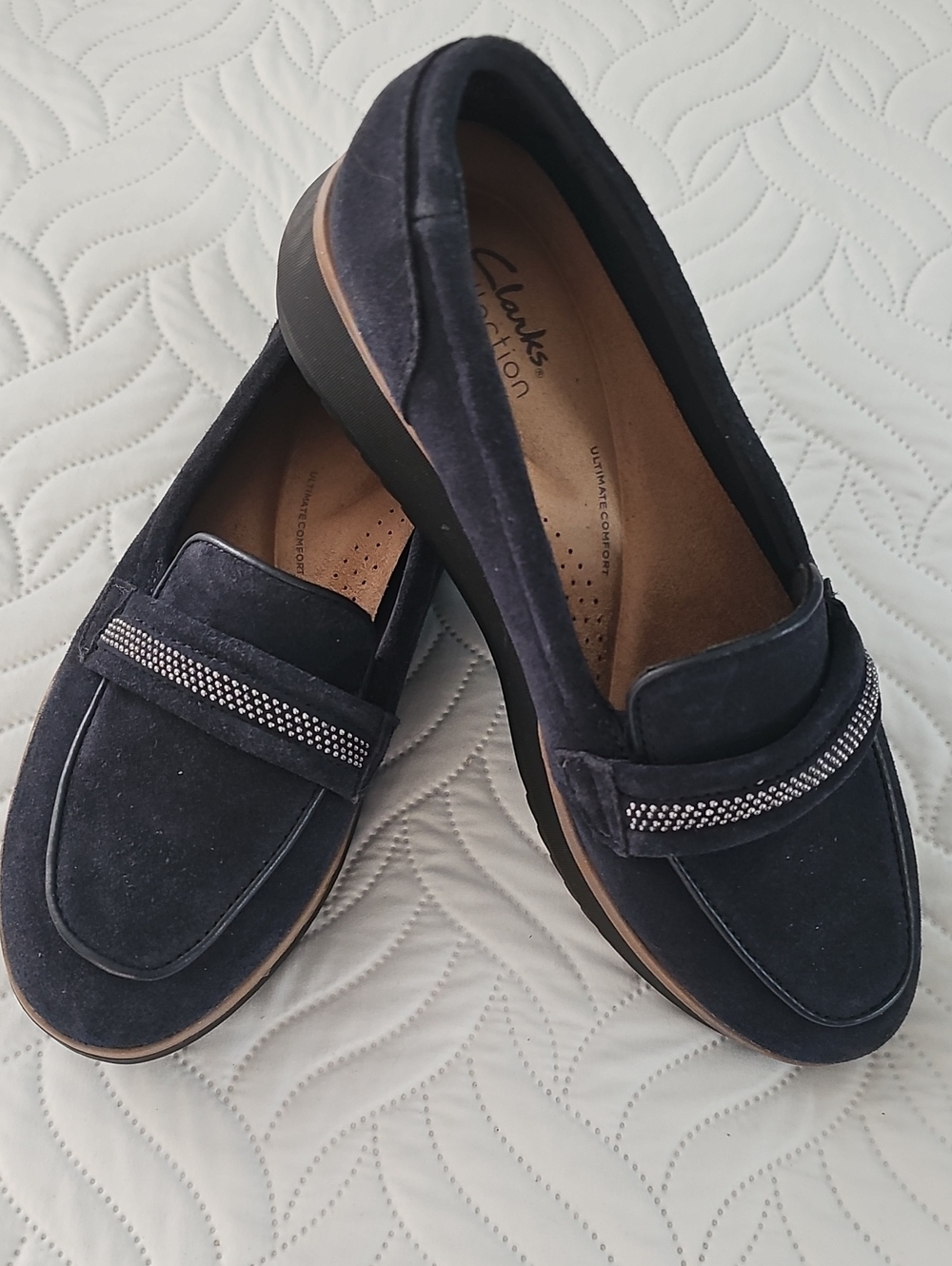 CLARKS nwot Sz 10W Women's Navy Suede Loafers with Decorative Band